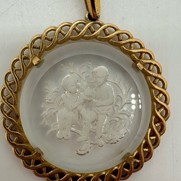 Vintage Trifari gold tone and etched glass Gemini twins pendant - Picture 3 of 6